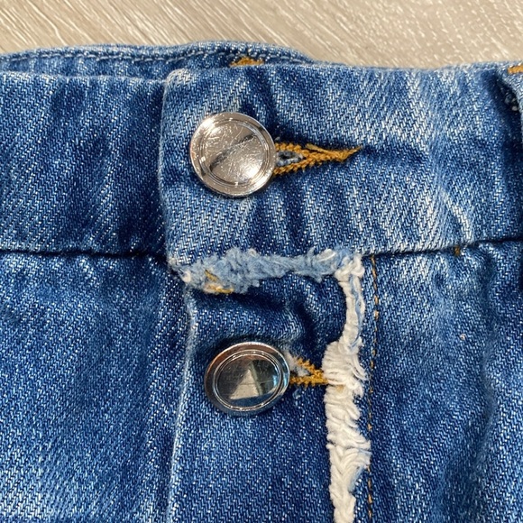 Good‎ American Distressed Boyfriend Shorts - Picture 4 of 5